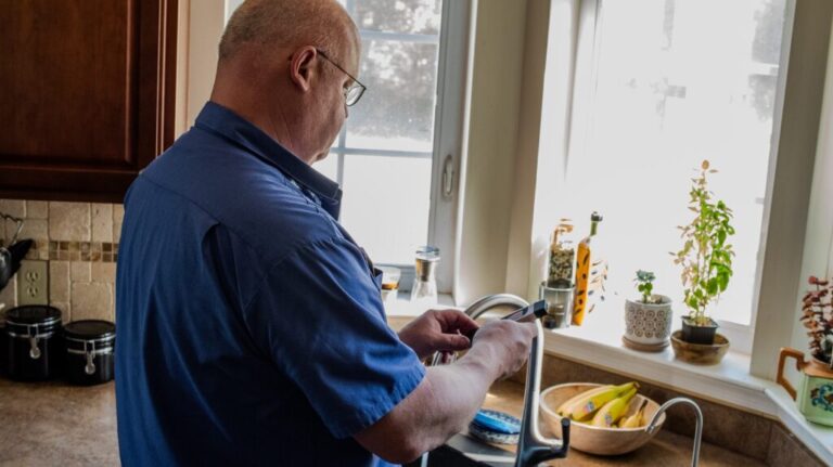 Professional testing tap water.
